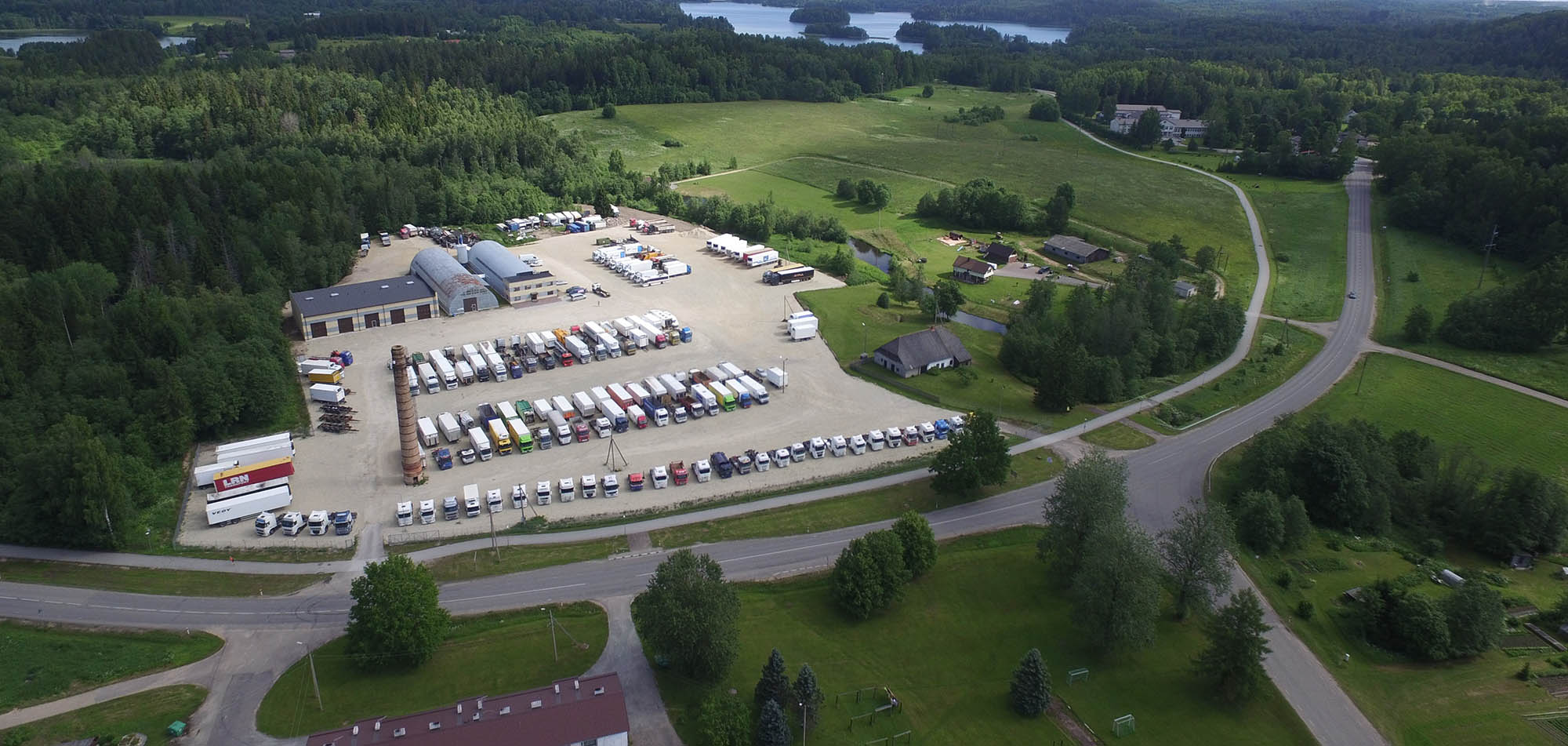 Engeros Otepää OÜ galvenās mītnes aerofoto ar plašu autostāvvietu un ārā izvietotām komerciālo kravas automašīnu rindām.