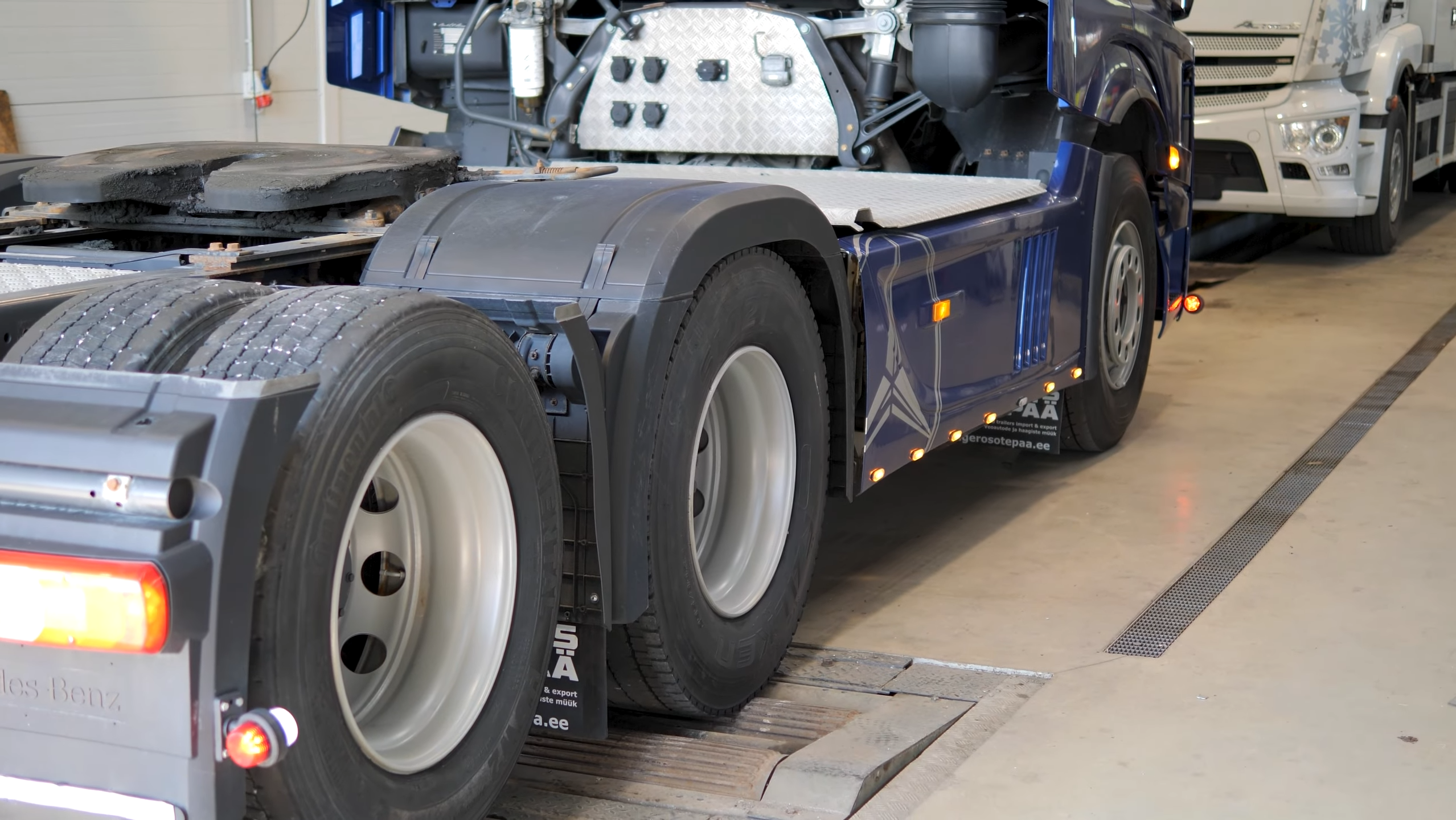 Грузовик проходит проверку в собственной мастерской в штаб-квартире компании Engeros Otepää OÜ.