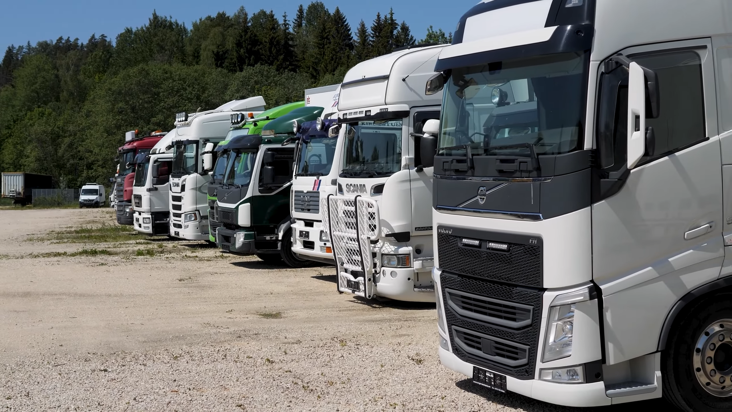 Вид на ряд грузовиков на парковке перед штаб-квартирой компании Engeros Otepää OÜ.